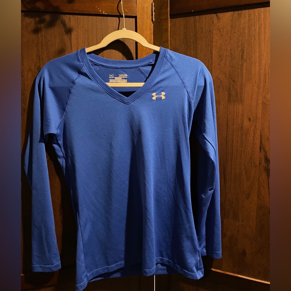 Size XS women’s longe sleve under armour shirt.